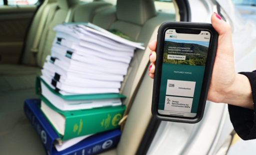 La paperasse s'empile sur la banquette arrière de la voiture